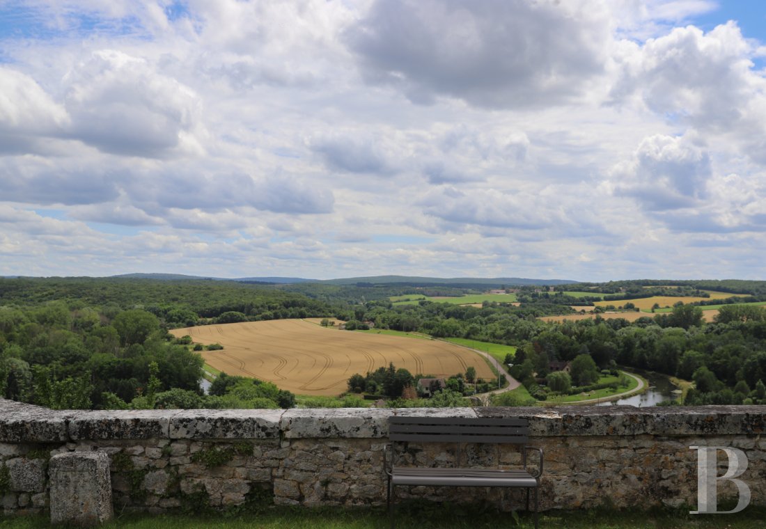 En Bourgogne, non loin de Vézelay, un château en bord de falaise surplombant l’Yonne - photo  n°43